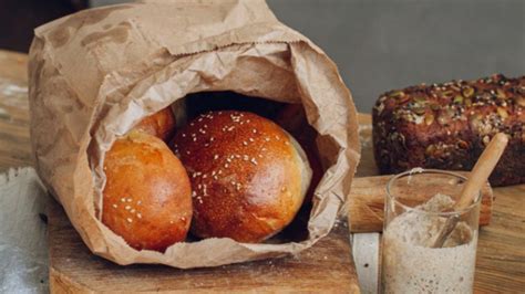 Как сохранить корку на пшеничном хлебе красивой и нежной