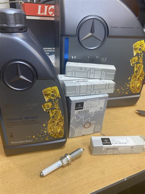 Процесс замены масла в двигателе Mercedes E200 W213